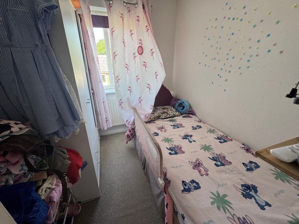 Lot: 208 - FREEHOLD THREE-BEDROOM SEMI-DETACHED HOUSE - A RESIDENTIAL INVESTMENT - Bedroom 3